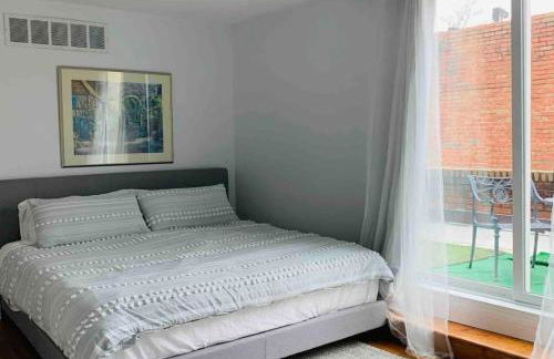 A Regal Retreat- Exclusive Parking, Prime Location - Foto 17