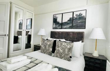 Modern 5 Bed 3 Bath House - Photo 11