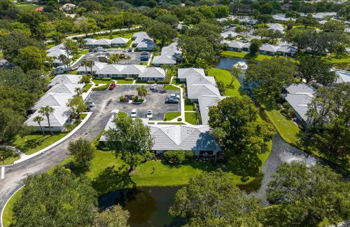 Luxurious Golf Retreat Villa in PGA National! - Photo 38