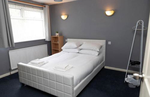 3 bed home sleeps 8 people located 1 min from train stop - Otley Terrace - Photo 13