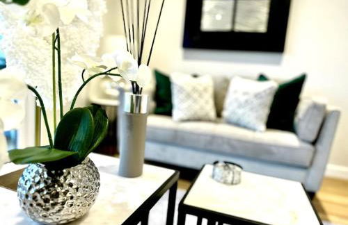 Exclusive Marina View Apartment Free Parking - Photo 35