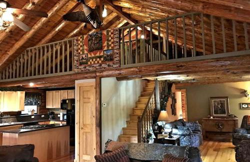 Charming Log Cabin Getaway with Private Hot Tub near Decatur, Illinois - Foto 19