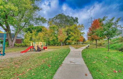 Beautiful Modern home with all year use HOT TUB, Pool table, Game room, & Propane fire pit!! - Foto 38