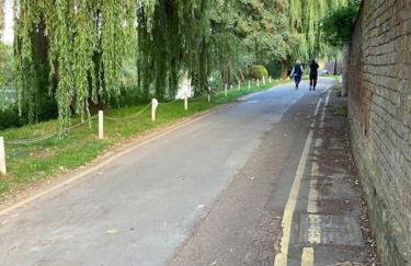 Riverside Cottage with balcony and fishing jetty - Foto 16