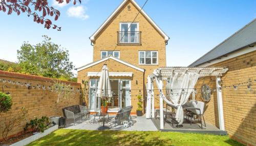 Spacious 5 Bed Home with a Cinema Room, Open Plan Living - Foto 2, Garden