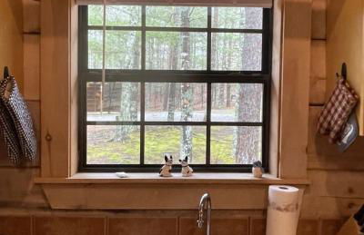 Private and Perfect! - hot tub, king bed, fireplace - dog and motorcycle friendly Studio Cabin by RedAwning - Foto 14