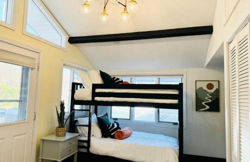 Spacious Poolside Boston Stay Sleeps 8 Pet Friendly - Foto 17