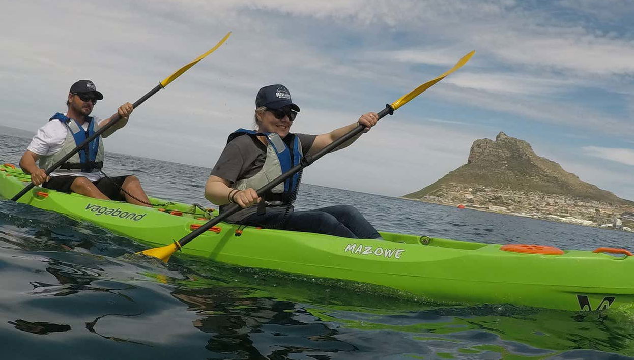 Navegando en kayak por la Hout Bay de Ciudad del Cabo