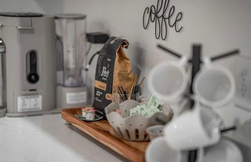 Modern Multi-Level Retreat with Rooftop Hot Tub - Foto 29