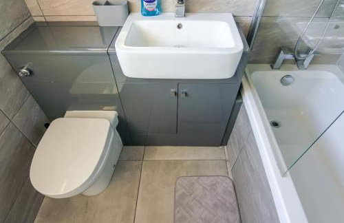 Modern 2BR Home in SK14, WIFI, Parking, Sleeps 5 - Foto 27