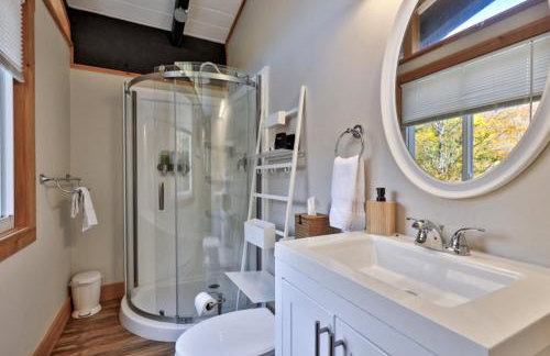 RoundTop Chalet - Hot Tub, Fire Pit & Mountain Views near Killington & Okemo - Foto 37