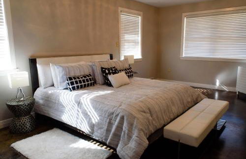 Oakwood Manor - Steps to Oaklawn, minutes to Downtown, Lakes, More - Foto 5