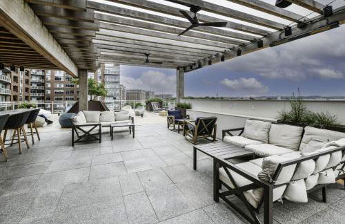 Urban 2BR Oasis with Scenic Rooftop and Gym - Foto 62