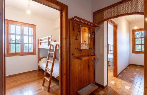 Spacious Cottage - Panoramic Sea & Mountain Views - Photo 7