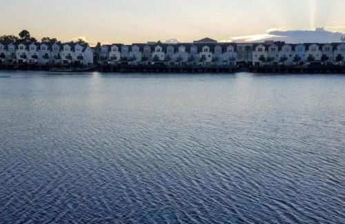 ☆Live on the Water! Lake Palmetto Palm w/ Patio - 10Min to Downtown & Beaches☆ - Foto 61