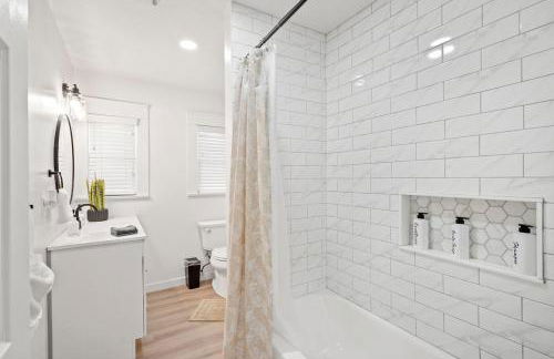 1 mile from the Beach Fire Pit, Patio, Parking! - Foto 28