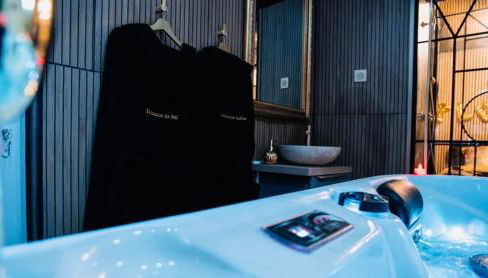 Loveroom 50 nuances de bulles jacuzzi et sauna privatif - Foto 5