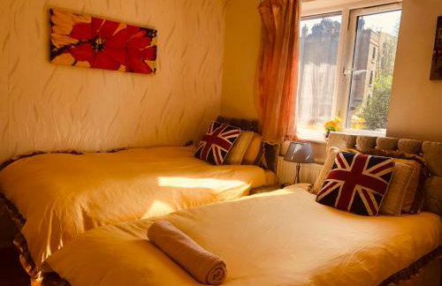 Cheerful 4 bedroom house with garden free parking - Photo 32