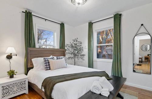 Urban Oasis Cozy Home Near Downtown with Game Room and Firepit - Foto 14