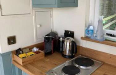 Romantic Shepherds hut with stunning sunsets - Photo 21