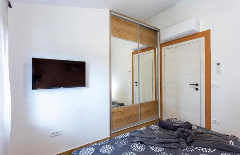 Beautiful Apartment In Cabrunici - Foto 24