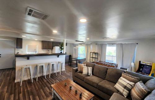 Modern Cabin with Arcade, Foosball Table and Fire Pit in Meadview, Arizona - Foto 2