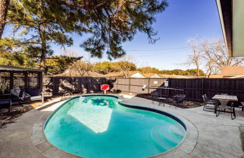 Stunning Carrollton Castle with 4 Bedrooms + Pool + Media Room - Foto 35