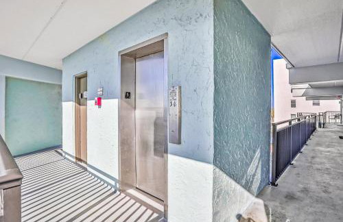 Polished oceanfront condo with pool access, private balcony & washer/dryer - Foto 28