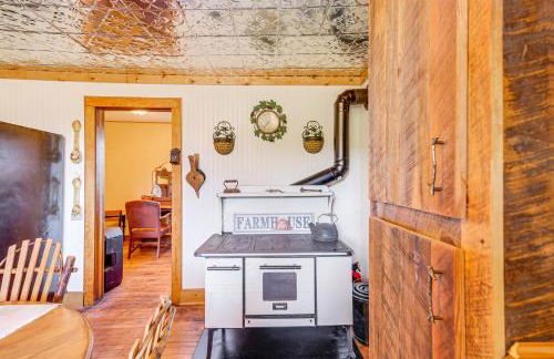 Pellston Farmhouse with Snowmobile Trail Access! - Foto 11