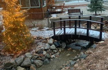 Spacious cozy chalet huge deck over seasonal creek - Foto 28