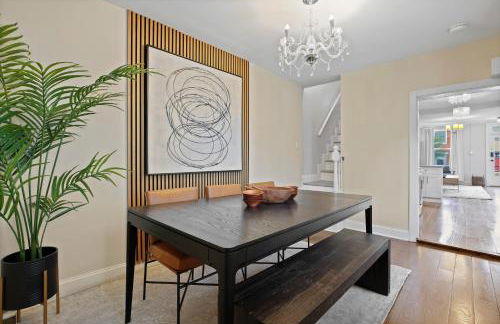 Charming 4BR with Private Patio and Historic Row Downtown - Foto 20