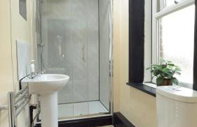 Newcastle CITY APT35,FREE STREET PARKING,4 BEDROOM HOUSE,8 SINGLE BEDS,FULL KITCHEN,ALL ROOMS WITH TVs,NETFLIX - Photo 6