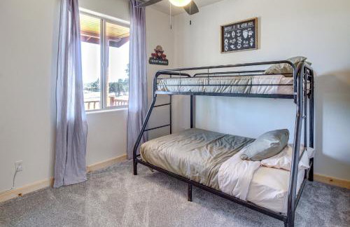 Hike and Snow Play! Overgaard Home with Fireplace - Foto 16