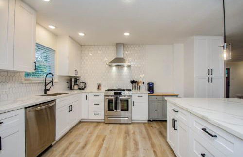 Stunning Modern Dream Home w Pool Grill Foosball - Foto 10