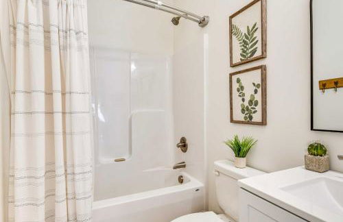 Waterfront Lake Hickory Retreat with Private Dock! - Foto 21