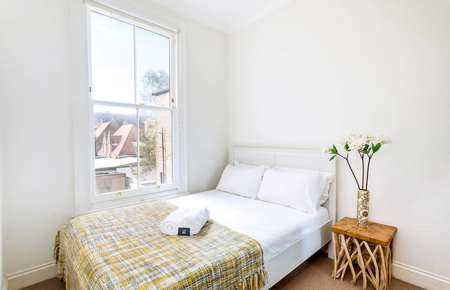 Bright and Spacious Notting Hill Nest - Photo 10