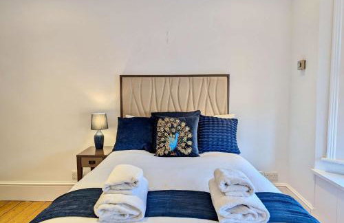 Stunning 4 Bedroom House in Old Windsor Perfect for Families & Groups - Foto 1