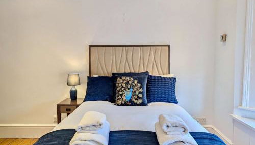 Stunning 4 Bedroom House in Old Windsor Perfect for Families & Groups - Foto 1