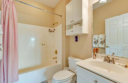 Charming Condo with Balcony, 1 Mi to UNC Charlotte! - Foto 18