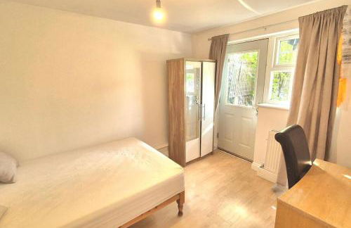 Pool, drinks and a hot tub! - Photo 20