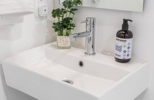 Modern Riverside Cabin w Hot Tub Fire Pit Kayaks - Foto 18