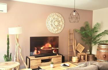 AppartCosy Emplacement Idéal avec Terrasse & Parking Privé - Foto 1