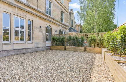 Elegant Garden Apartment, Private Parking & EV Charger, Walk to Town - Foto 48