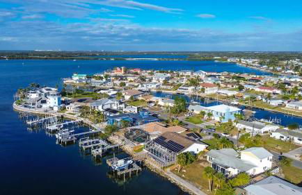 Family Waterfront 4BR Home Heated Pool Private Pier - Photo 44