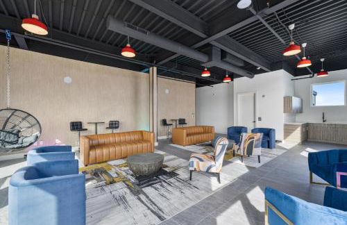 2BR 2BA, King bd, Gym, Free Parking, 8min to Train - Foto 58