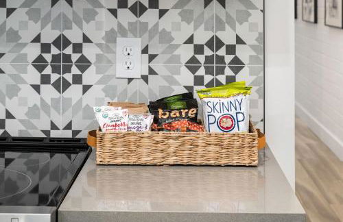 Light-Filled Modern Flat Near 25th Street Fun - Photo 30