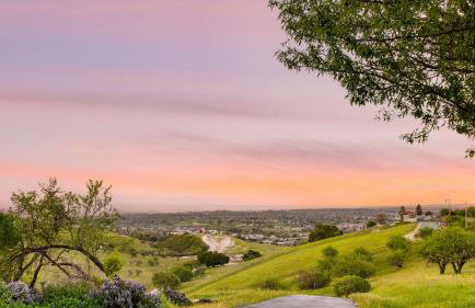 Stunning Escape • Hot Tub Panoramic View Prime Location Hilltop by AvantStay - Photo 35
