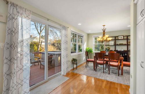 Hot Tub, Electric Bikes, Solo Stove, Projector, Smores - Foto 8