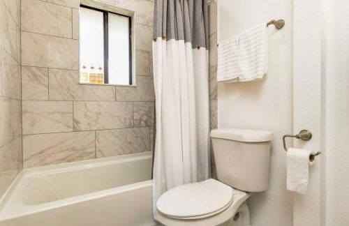 Woodsy Retreat, steps to Bay - Hot tub! - Foto 14