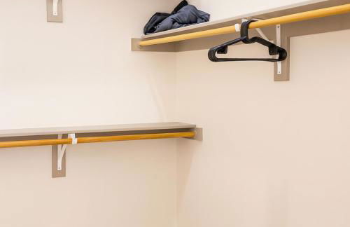 Lux Modern Apartment with Pool View & Prime Location - Foto 16